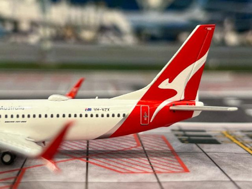 Panda 1:400 Qantas 737-800 VH-VZX 'Christmas' 62515 [Width 9 Length 9.5 Height 2.5 cm] 4