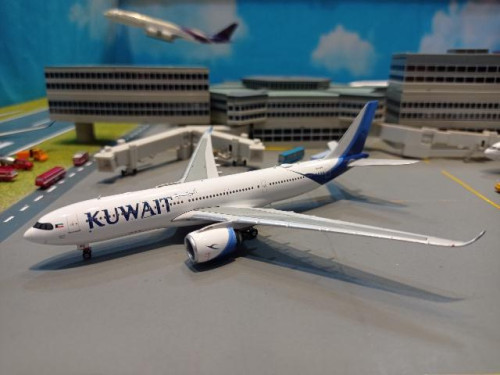 PH1774 1:400 Kuwait A330-800neo 9K-APG [Width 16 Length 14.5 Height 4 cms]
