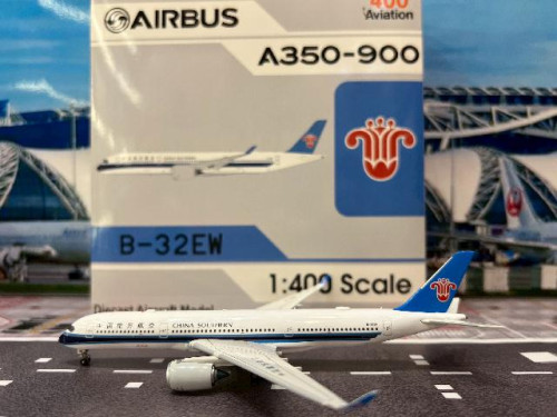 Aviation 1:400 China Southern A350-941 B-32EW AV4207 [Width 16 Length 16.5 Height 4 cms]