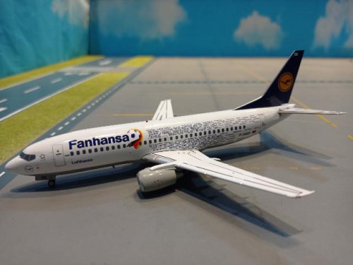 JCWings EW2733001 1:200 Lufthansa 737-300 Fanhansa D-ABEK [Width 14 Length 17 Height 5.5 cms]