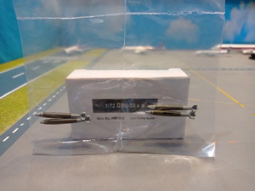 Hobby Master:HW1012 1:72 GBU-38 Set of 4 pcs [Width 0.5 Lengt 5 Height 0.5 cms] 1