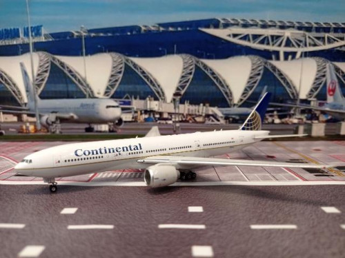 Phoenix P4593 1:400 Continental 777-200ER N76010 [Width 16 Length 17 Height 5 cms]