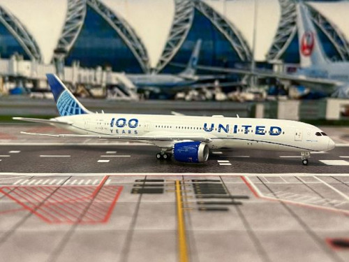Gemini Jets 1:400 United Airlines B787-9 N61101 '100 Yrs' GJ2228 [Width 15 Length 15.5 Height 4.5 cm 2