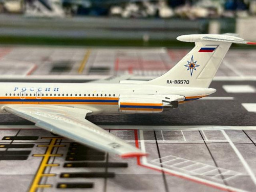 Phoenix 1:400 Russia Emercom IL-62M RA-86570 PH12006 [Width 11 Length 13.5 Height 3 cm] 4