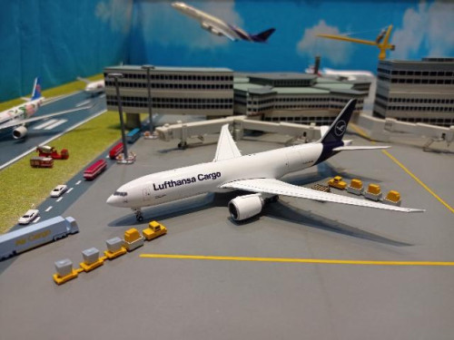 GJ2126 1:400 Lufthansa Cargo 777-200LR D-ALFA [Width 16 Length 17 Height 5 cms]