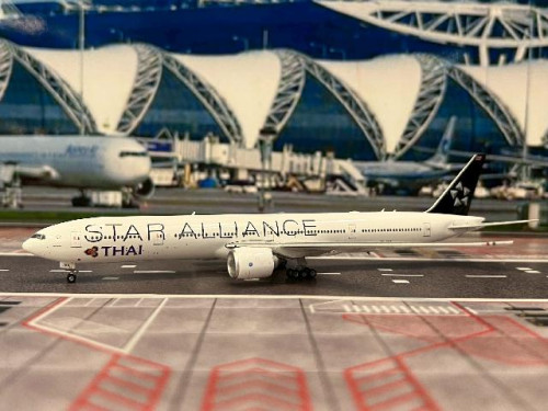 Phoenix 1:400 Thai Airways B777-300ER HS-TKQ 'Star Alliance' PH12089 [Width 16 Length 18 Height 4.5 1