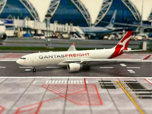 JCWings 1:400 Qantas Freight A330-200P2F VH-EBE XX40247 [Width 15 Length 15 Height 4 cm] 1