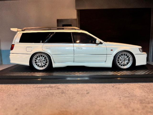 Ignition: IG2885 1:18 Nissan Stagea 260RS (WGNC34) Pearl White [Width 10 Length 24 Height 7 cms] 5