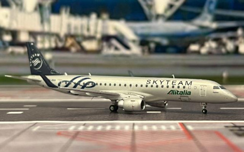 JC Wings 1:400 Alitalia Cityliner ERJ-190STD EI-RND