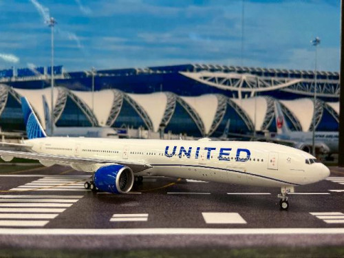 Inflight 1:200 United 777-300ER N2251U IF773UA0725 [Width 33 Length 37 Height 8 cms] 2