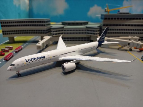 Phoenix P4570 1:400 Lufthansa A350-900 D-AIVA [Width 15 Length 16.5 Height 4 cms]