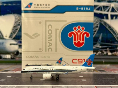 JC Wings 1:400 China Southern Comac C919 B-919J XX40288 [Width 9 Length 9.5 Height 3 cm]