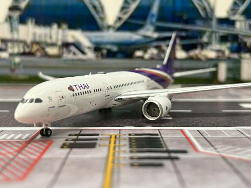 Phoenix 1:400 Thai 787-9 HS-TWC PH12014 [Width 15 Length 15.5 Height 4.5 cms] 6