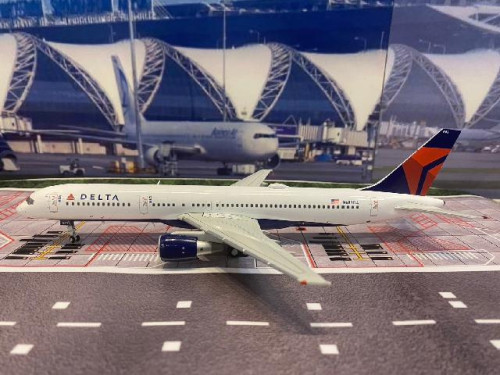 Gemini Jets 1:200 Delta 757-200 N683DA G21307 [Width 19 Length 24 Height 6 cms 2