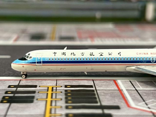 Phoenix 1:400 China Northern MD-82 B-2136 PH12008 [Width 8 Length 11 Height 2 cm] 3