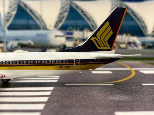 JFox 1:200 Singapore 737-8 Max 9V-MBP JF7378M012L [Width 18 Length 18.5 Height 6 cms] 4