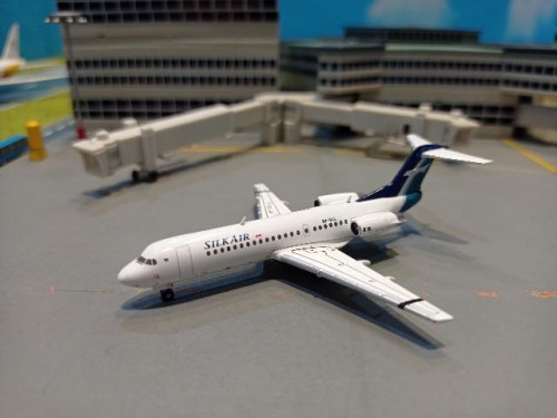 JCWings:EW4F70001 1:400 Silkair Fokker 70 9V-SLL [Width 7 Length 8 Height 2 cms] 