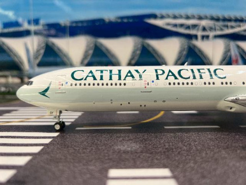Inflight 1:200 Cathay Pacific 777-300ER B-KQF WB7773023 [Width 33 Length 37 Height 8 cms] 5