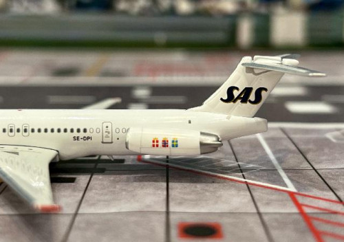 Phoenix 1:400 SAS MD-83 SE-DPI PH12057 [Width 8 Length 11.5 Height 2 cm] 6