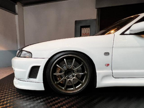 Ignition [IG2781] 1:18 Nissan Skyline GT-R (BCNR33) White [Width 10 Length 27 Height 7 cms] 8
