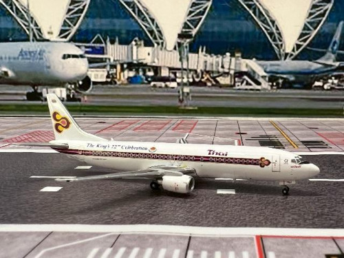 JCWings 1:400 Thai 737-400 ‘The King's 72nd Celebration’ HS-TDJ XX4987 [Width 7 Length 9 Height 2.5 2