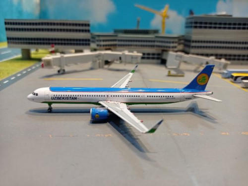 Phoenix PH1880 1:400 Uzbeksitan A321neo UK32104 [Width 9 Length 11 Height 3 cms] 2