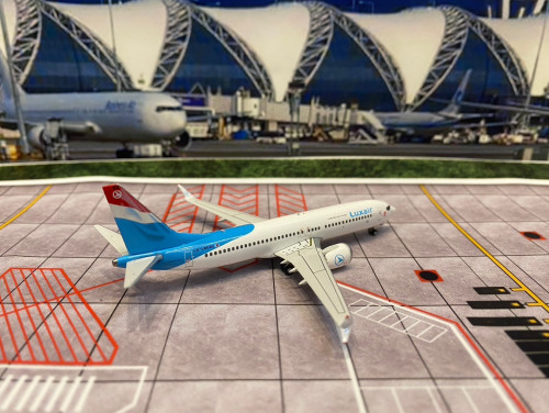 Phoenix PH1883 1:400 Luxair 737-8max LX-LBK [Width 9 Length 9.5 Height 3 cm] 3