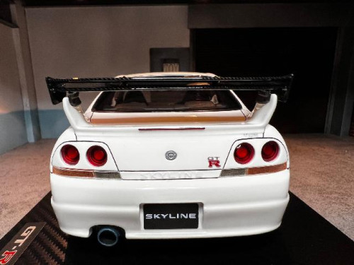 Ignition [IG2781] 1:18 Nissan Skyline GT-R (BCNR33) White [Width 10 Length 27 Height 7 cms] 7