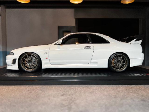Ignition [IG2781] 1:18 Nissan Skyline GT-R (BCNR33) White [Width 10 Length 27 Height 7 cms] 4