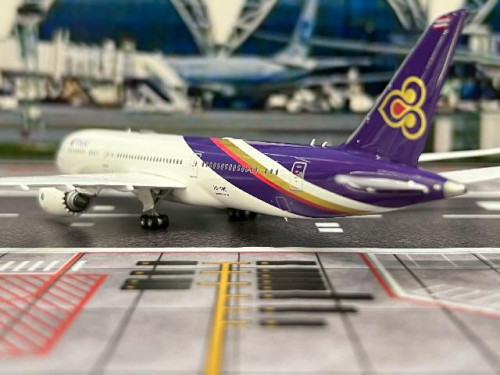 Phoenix 1:400 Thai 787-9 HS-TWC PH12014 [Width 15 Length 15.5 Height 4.5 cms] 7