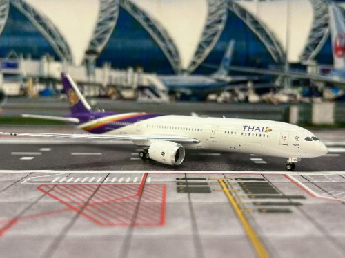 Phoenix 1:400 Thai 787-9 HS-TWC PH12014 [Width 15 Length 15.5 Height 4.5 cms] 2