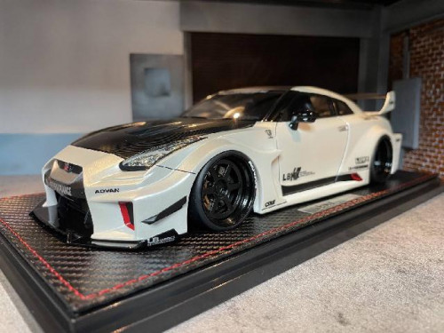 IG2358 1:18 LB Silhouette Works GT Nissan 35GT-RR White With Ms.Chisaki Kato [Width 10 Leng