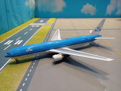 JFox JF7673011 1:200 KLM 767-306ER PH-BZM [Width 24 Length 27 Height 8 cms]