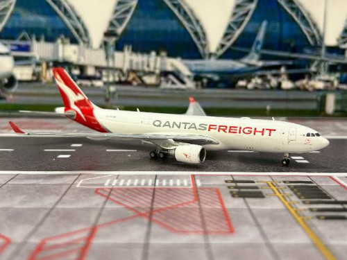 JCWings 1:400 Qantas Freight A330-200P2F VH-EBE XX40247 [Width 15 Length 15 Height 4 cm] 2