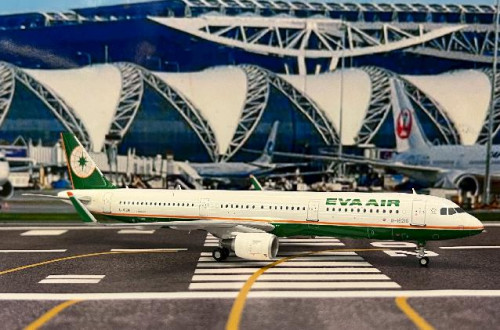 JCWings 1:200 EVA A321 B-16216 LH2095 [Width 17.5 Length 22 Height 6 cm] 2