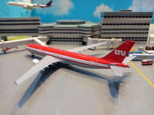 Phoenix 1:400 LTU A330-300 D-AERG PH1827 [Width 15 Length 16 Height 4 cm] 3