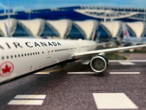 Inflight 1:200 Air Canada 777-333/ER C-FIUR B773ACIUR [Width 33 Length 37 Height 8 cms] 7