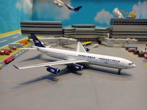 Phoenix 1:400 Aerolineas Argentinas A340-300 LV-BIT PH1895 [Width 15 Length 15.5 Height 4 cm] 1