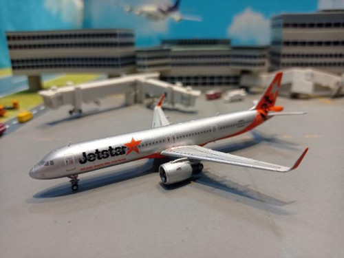 JCWings EW421N011 1:400 Jetstar Japan A321Neo JA26LR [Width 9 Length 11 Height 3 cms]