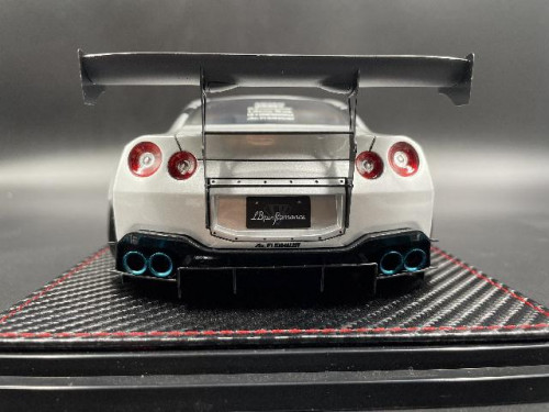 Ignition [IG2343] 1:18 LB-WORKS Nissan GT-R R35 type 2 Silver With Mr. Kato [Width 10 Length 25 Heig 5