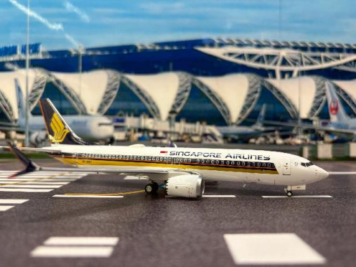 JFox 1:200 Singapore 737-8 Max 9V-MBP JF7378M012L [Width 18 Length 18.5 Height 6 cms] 2
