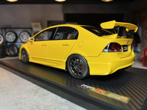 Ignition [IG2831] 1:18 Honda Civic(FD2) Type R Yellow [Width 10 Length 27 Height 7 cms] 2