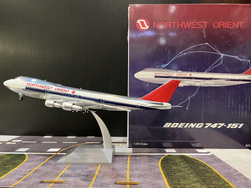 B Model 1:200 Northwest Orient B747-151 N605US B741605P [Width 30 Length 35 Height 10 cm]