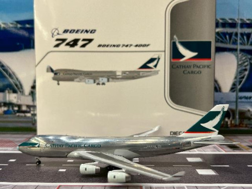 JCWings 1:400 Cathay 747-400F B-HUO SA4030 [Width 16 Length 17.5 Height 4.5 cms]