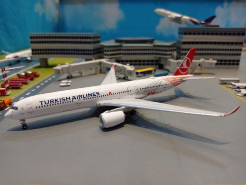 P4526 1:400 Turkish A350-900 TC-LGH 400th [Width 15 Length 16.5 Height 4 cms]