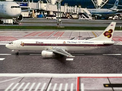 JCWings 1:400 Thai 737-400 ‘The King's 72nd Celebration’ HS-TDJ XX4987 [Width 7 Length 9 Height 2.5 3