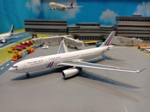 JCWings [LH4224] 1:400 French Air Force A330-200 F-UJCS [Width 15 Length 14.5 Height 4 cms]