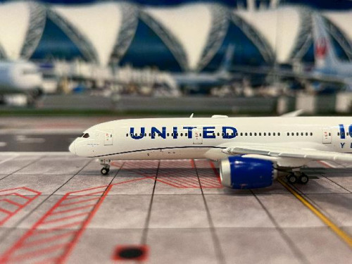 Gemini Jets 1:400 United Airlines B787-9 N61101 '100 Yrs' GJ2228 [Width 15 Length 15.5 Height 4.5 cm 5