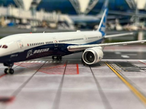 Aviation 1:400 Boeing B787-9 N789FT AV4403 [Width 15 Length 15.5 Height 4.5 cm] 7