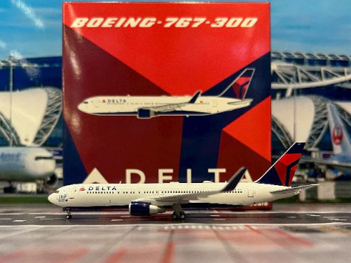 Panda 1:400 Delta 767-300ER N171DZ 62429 [Width 12 Length 13.5 Height 3.5 cm]